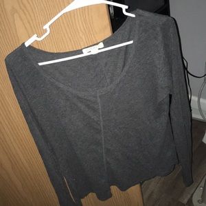 grey long sleeve shirt